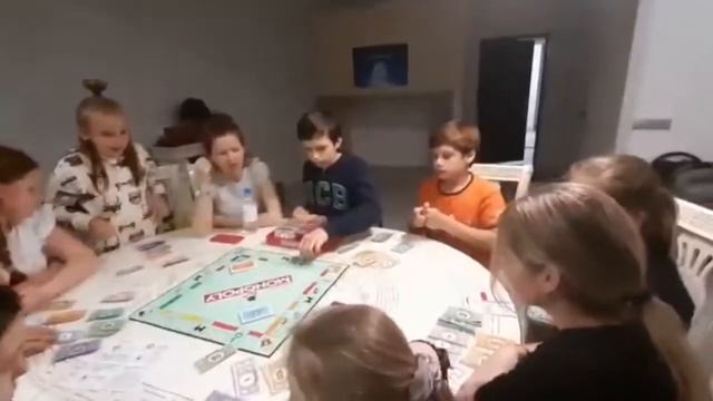 Игра в Монополию на уроке английского смотреть онлайн
