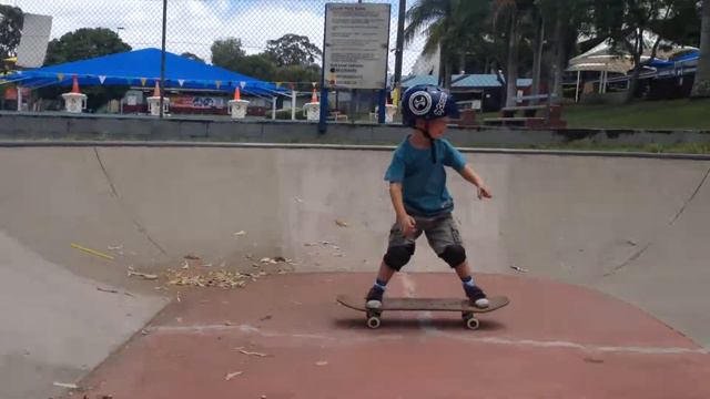 Lincoln, 3 1/2 year old skating Hibiscus Skate Park -- 27 January 2014 смотреть онлайн