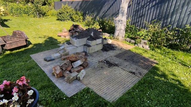 Делаем цветочную альпийскую горку возле дома своими руками . Возим валуны , камни и землю . 1 часть смотреть онлайн