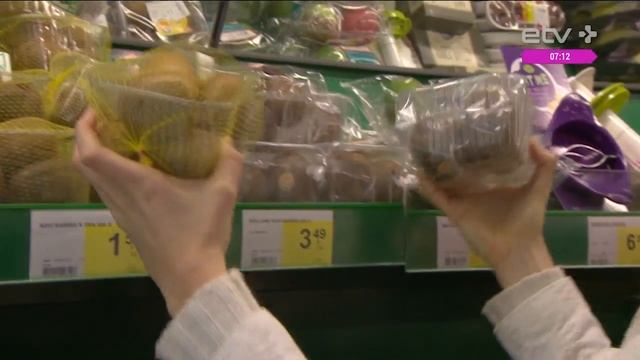 Очищенные апельсины в упаковке. Пластиковый абсурд в "Зеленой среде" смотреть онлайн