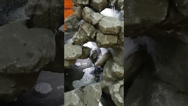 фонтан или каскадный водопад.