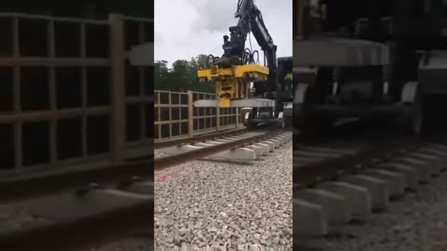 Как кладут шпалы за бугром 👍👍👍👏👏👏 смотреть онлайн