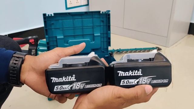 Makita Hedge Trimmer DUH602 and Battery Set 197624-2 смотреть онлайн