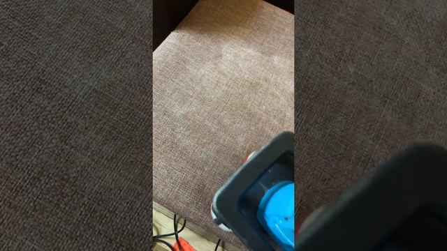 Как чистят на дому диван с пятнами и разводами смотреть онлайн
