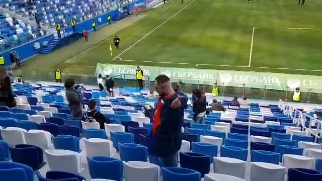 Зрители первого матча на стадионе Нижний Новгород протирают кресла от строительной пыли смотреть онлайн