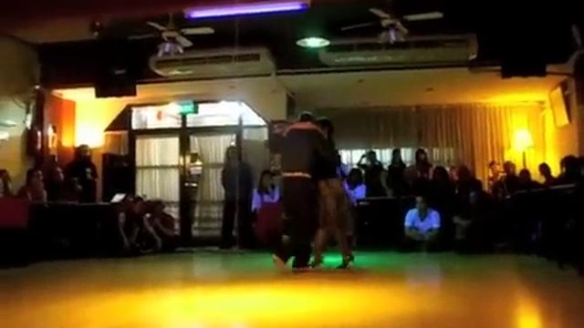 Osvaldo y Coca Cartery bailando otro tango en Milonga 10 (Buenos Aires) смотреть онлайн