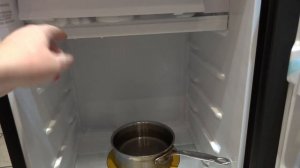 Как быстро (и правильно) разморозить маленький холодильник