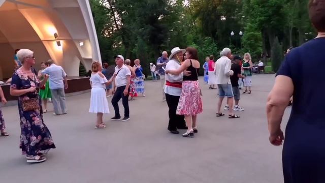 ПУСТЬ ПРИДУМАННАЯ ТЫ НОЧИ СТРАННИЦА! ТАНЦЫ В ПАРКЕ ГОРЬКОГО ХАРЬКОВ смотреть онлайн