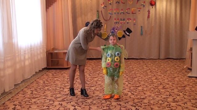 Сюжет от 17.10.2019: Показ мод в детском саду №2 «Ромашка» смотреть онлайн