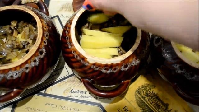 Охотничьи колбаски с картофелем и грибами в горшочках смотреть онлайн