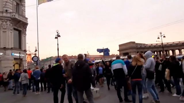 Как празднуют выход сборной по футболу России в 1/4 в Петербурге! смотреть онлайн