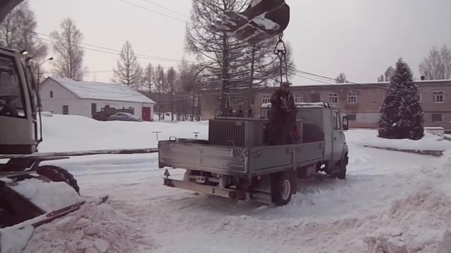 Как погрузить груз с помощью экскаватора смотреть онлайн