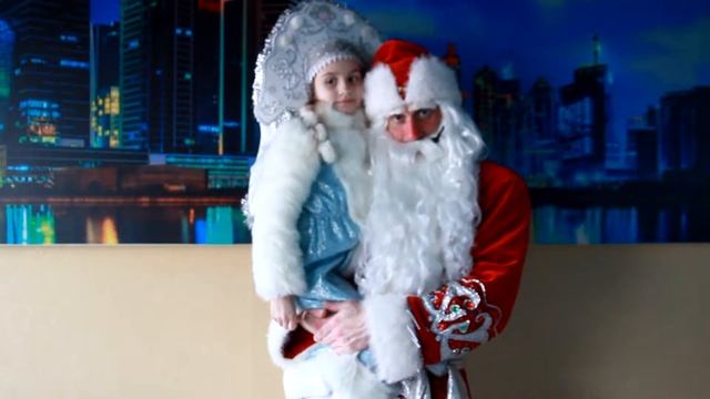 Новогоднее поздравление от Дедушки Мороза и малышки Снегурочки. Арт-студия Юрия Галёнова смотреть онлайн