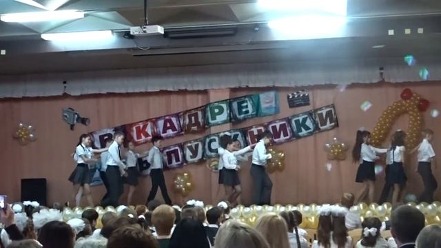 Танец с учителем на выпускной. Школа 80. 4Г класс смотреть онлайн