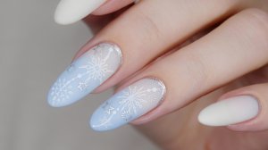 Зимний дизайн ногтей со снежинками обычным лаком