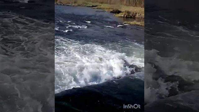 Рассекатель воды на дамбе плотина