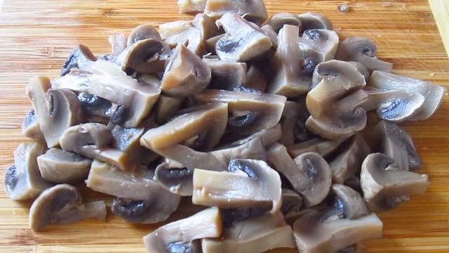 САЛАТ С КУРИЦЕЙ И ГРИБАМИ. ОЧЕНЬ ВКУСНЫЙ НОВОГОДНИЙ САЛАТ! смотреть онлайн