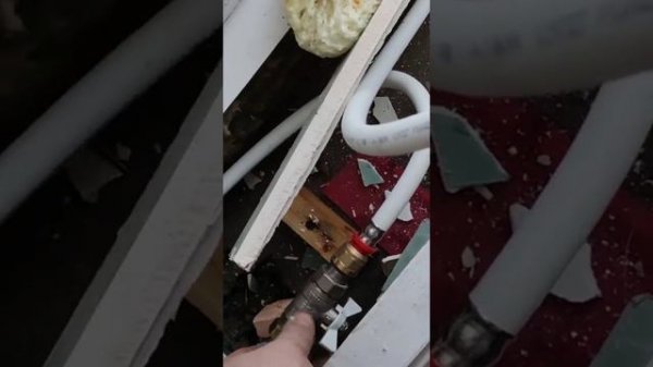 Лопнула труба отопления в квартире / Разморозило металлопластиковую трубу / Первая помощь