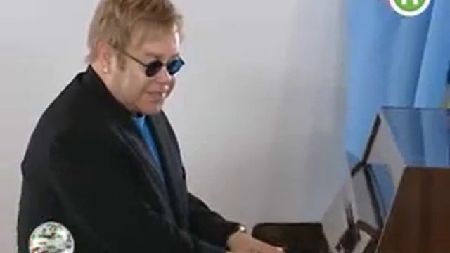 Элтон Джон в украинской Макеевке смотреть онлайн