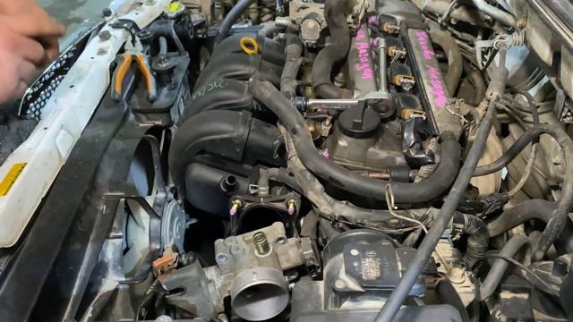 Разбираемся с повышенными оборотами на Toyota Corolla Fielder / Замена дроссельной заслонки смотреть онлайн