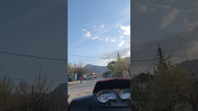 Малко се джиткам със скутер и докато обръщах ми се поднесе и щях да падна на 4:33минута смотреть онлайн