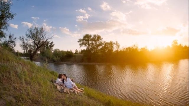 Мне снится свет твоей улыбки.Очень красивая песня!