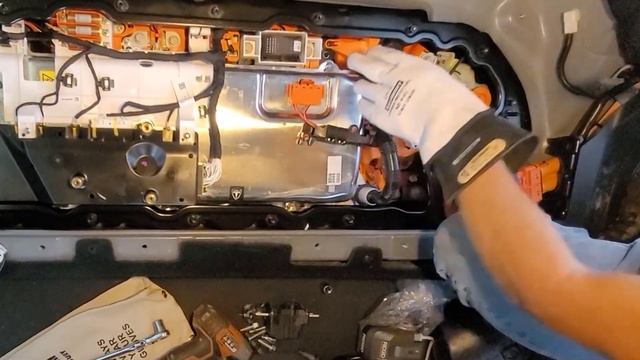Tesla Model 3 - Pyro Fuse Replacement смотреть онлайн