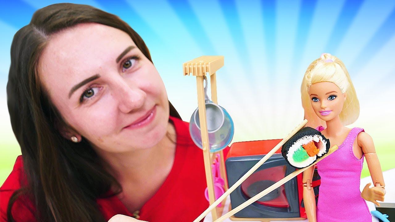 Готовим вместе с Барби суши и роллы! Игры с куклами в готовку - еда из пластилина Плей До смотреть онлайн