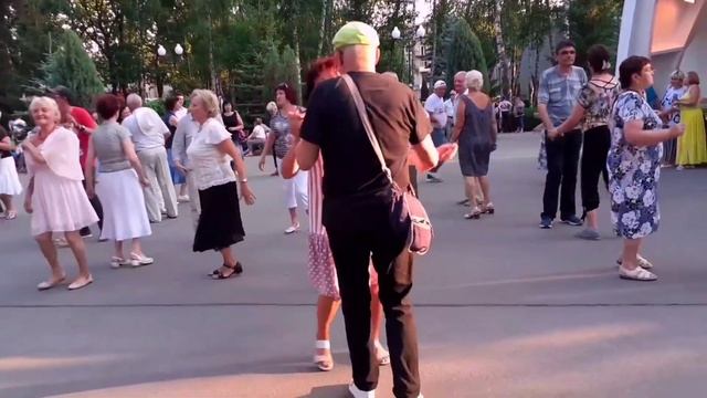 ТВОЯ МАРКИЗА! СЧАСТЛИВЫЕ МОМЕНТЫ ИЗ ПАРКА ГОРЬКОГО ХАРЬКОВ ТАНЦЫ смотреть онлайн