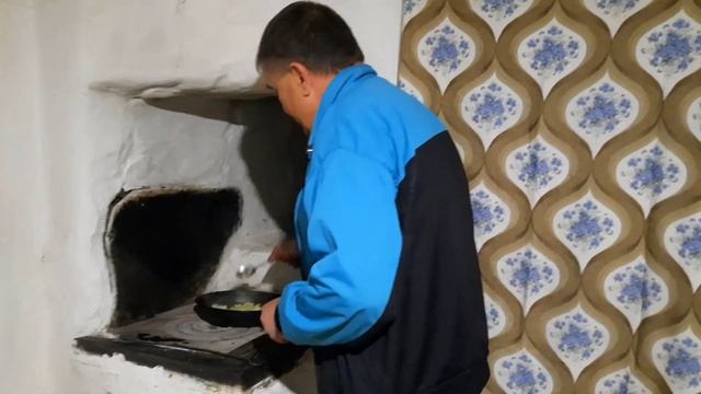 Лук - порей очищает организм, и насыщает витаминами. Рецепт вкусного завтрака на печи. смотреть онлайн