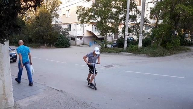 Обучалка как делать tailwhip на самокате