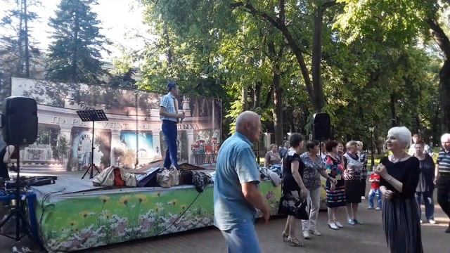 ВОСКРЕСНЫЙ ВЕЧЕР В ПАРКЕ КУЛЬТУРЫ И ОТДЫХА ! ПЕНСИОНЕРЫ ВЕСЕЛЯТСЯ И НАСЛАЖДАЮТСЯ . . . смотреть онлайн