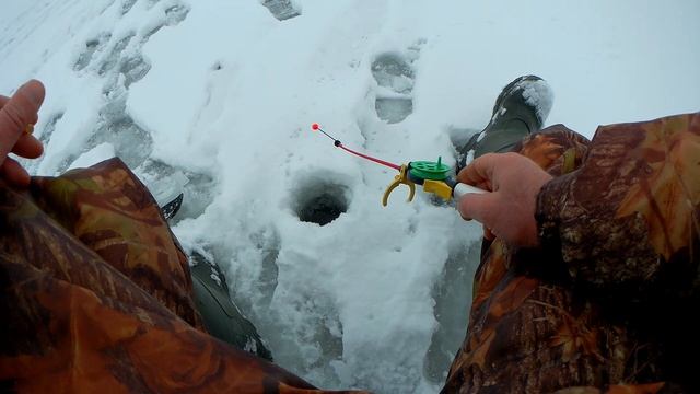 Зимняя рыбалка в Саратовской области. Поиск рыбы в бесклёвье. смотреть онлайн