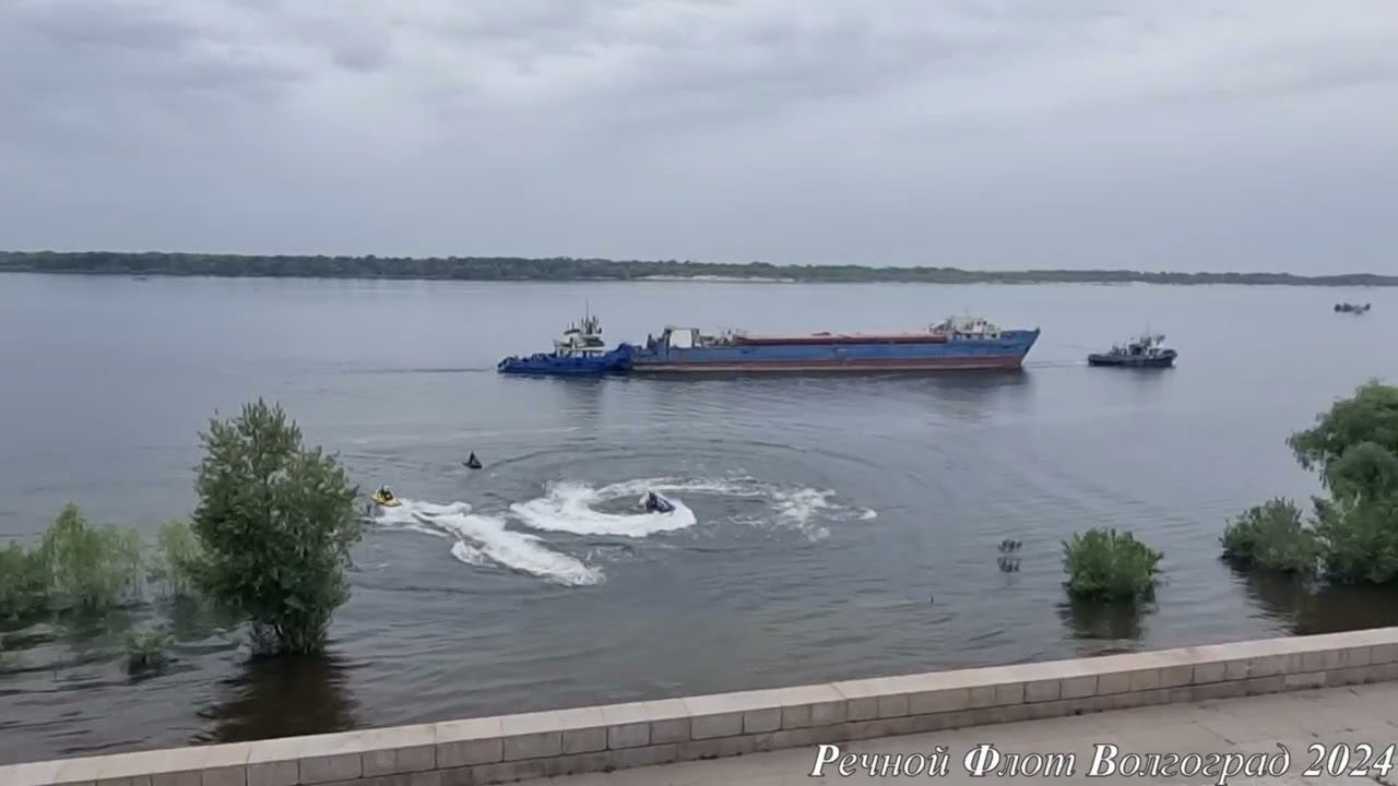Буксировка теплохода СТ 1317 на Волго Донском Судоходном канале имени Ленина, выходят на Волгу смотреть онлайн