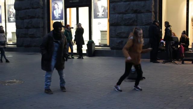 Она просто шла мимо и тут такое!!! смотреть онлайн