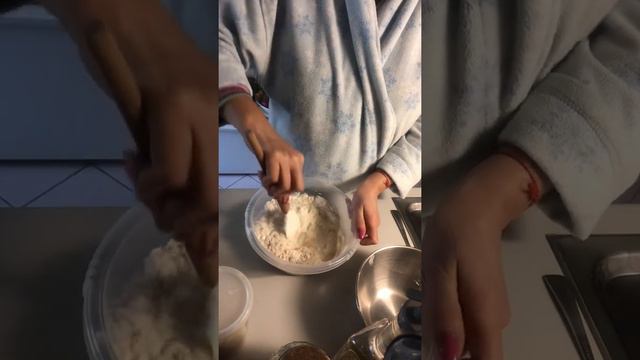 Утро хмурое, но весеннее - месим тесто для хлеба из 4х видов муки - кормлю свою старенькую закваску смотреть онлайн