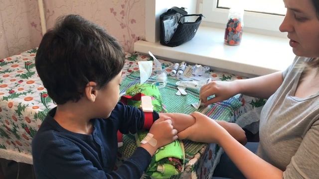 Укол ребенку 5 лет дома со 2й попытки ДВА УКОЛА ЗА РАЗ Как сделать укол видео Гемофилия смотреть онлайн