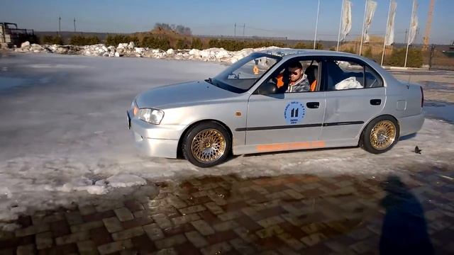 Hyundai Accent. Покрасаваться надо же:) смотреть онлайн