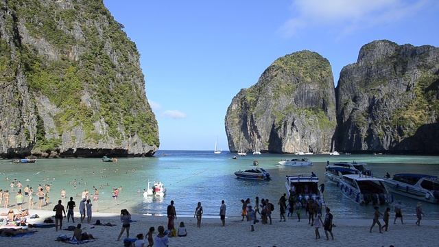 Бухта Maya Bay, остров Phi Phi Ley, Таиланд смотреть онлайн