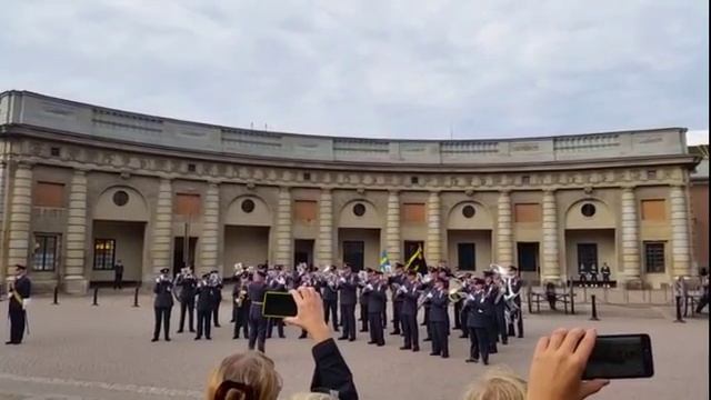 Оркестр у Королевского дворца в Стокгольме смотреть онлайн