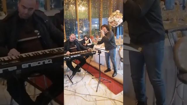 Нижони jonli ijrolar канали Оқилахоним Вахобова Хамроз қӯшиғини ёндириб айтибдилар смотреть онлайн