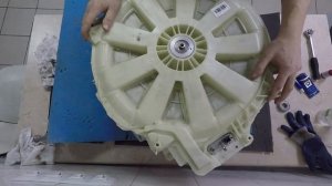 Замена подшипников и сальника в не разборном баке стиральной машины Hotpoint Ariston.