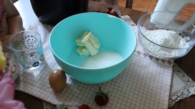 ГОТОВИМ ИЗ КЛУБНИКИ ДОМАШНЕЕ МОРОЖЕНОЕ И САМЫЙ ВКУСНЫЙ ВОЗДУШНЫЙ ПИРОГ/ СЕЗОН КЛУБНИКИ/ смотреть онлайн