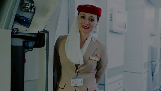 Почему стюардессы держат руки за спиной? смотреть онлайн