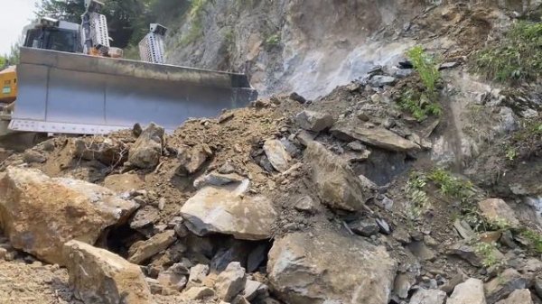 Бульдозер LIEBHERR 746 работает в горах