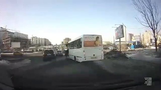 Автобус уехал с остановки без водителя во Владивостоке смотреть онлайн