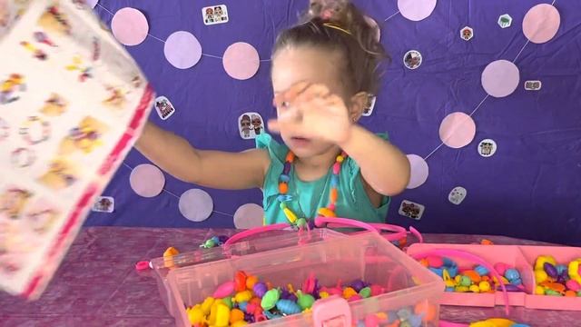 Конструктор для девочек , набор для создания украшений. Браслеты , бусы , ободки , кольца, серёжки! смотреть онлайн