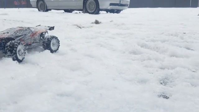 Заезд бюджетной 4WD радиоуправляемой машинки на снегу