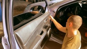 Mazda 6.Как закрыть стекло если не работает электро стекло подъемник? Снимаем карту двери.