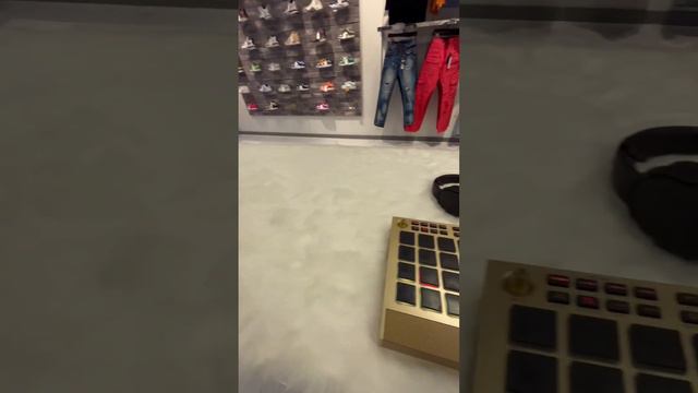 Playing beats in a store🥵 #mpc #typebeat #mpclive #beatmaker #mpclive2 #trapbeats #drillbeats смотреть онлайн